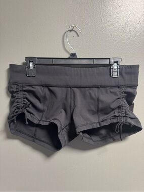 Lululemon Athletica Hot Hot Shorts Black Ruched Side Athletic Hotshorts size 6/8